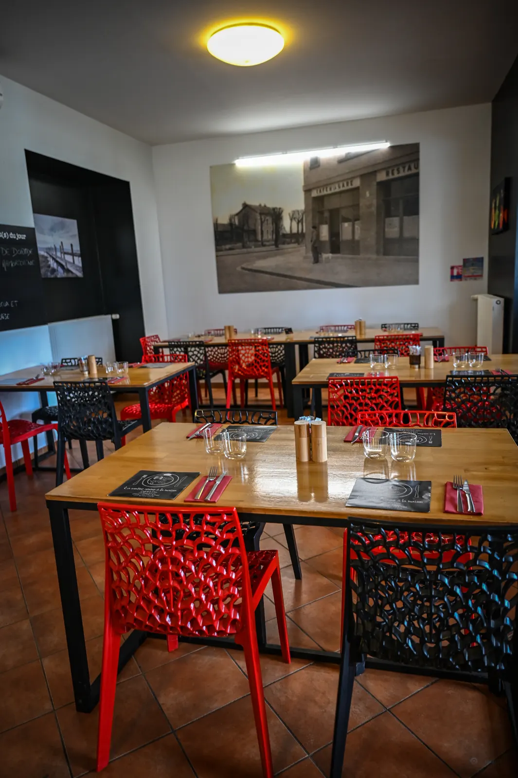 Grande salle rouge et noire